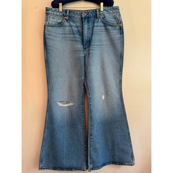 WOMEN'S WRANGLER® WANDERER 622 HIGH RISE FLARE JEAN size 33/32 - Picture 3 of 12